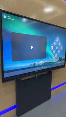 55-86 ইঞ্চি টিভির জন্য 100 কেজি লোড ক্যাপাসিটি এবং 360° ব্রেক হুইলস সহ অ্যাডজাস্টেবল উচ্চতা ইন্টারেক্টিভ হোয়াইটবোর্ড স্ট্যান্ড